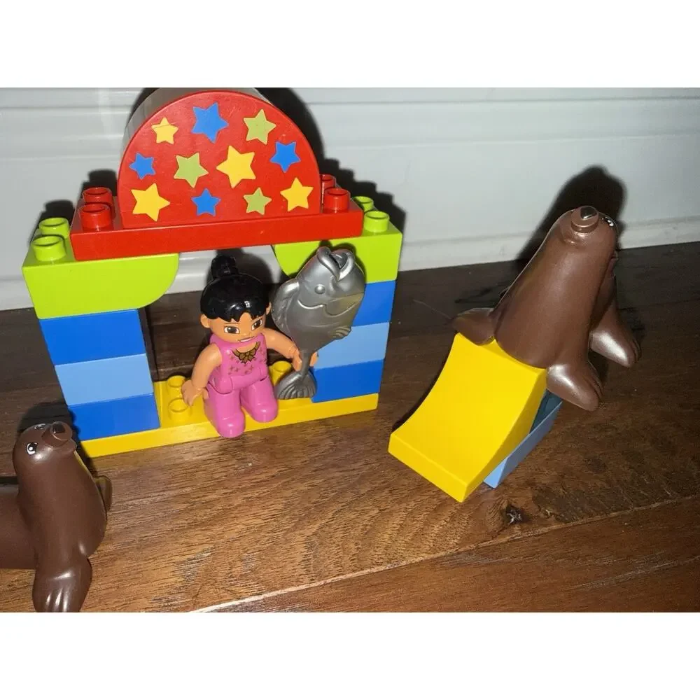 Lego Duplo Circus Show 10503 Building Set Seals Fish Girl 19 pcs
